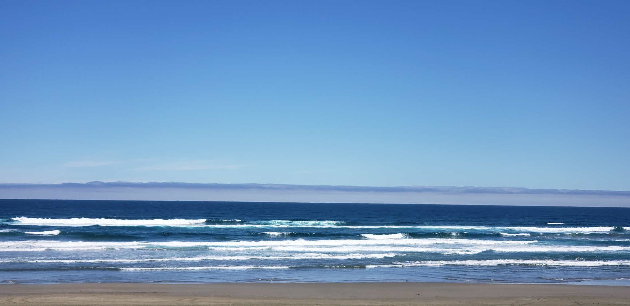 Olas del océano Pacífico en la costa del sur de Chile