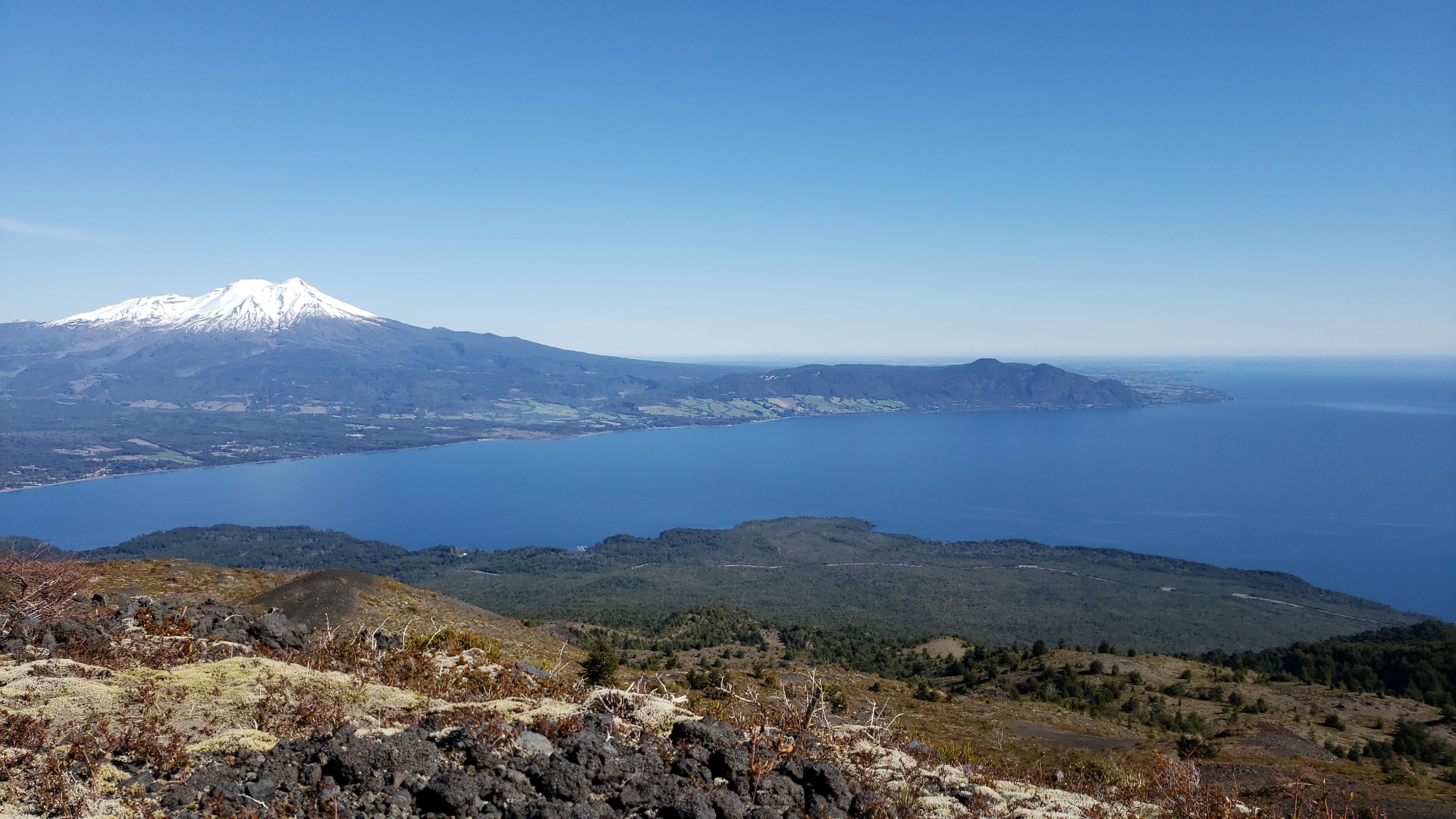 Volcán y lago del sur de Chile
